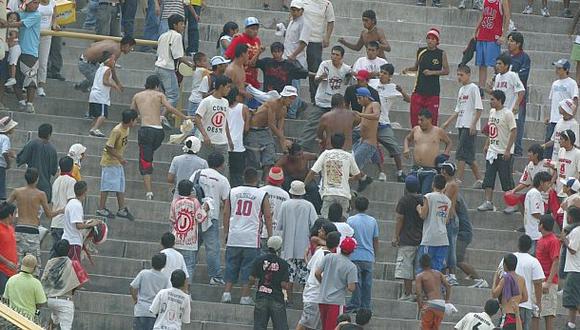 Hinchas armados de la 'U' exigieron entradas en el Monumental