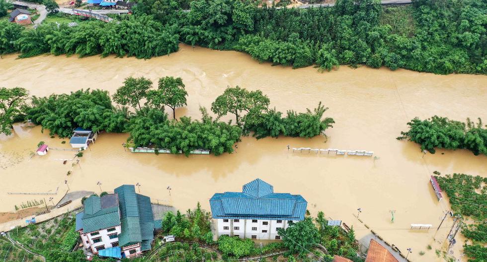 Esta fotografía aérea tomada el 10 de junio muestra campos sumergidos y edificios inundados después de que fuertes lluvias causaron inundaciones en Rongan, en la región meridional china de Guangxi. Las inundaciones y deslizamientos de tierra en el sur de China han desarraigado a cientos de miles de personas. (STR/AFP)