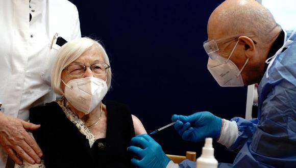 Gertrud Haase, de 101 años, es vacunada contra el coronavirus en Alemania. (Kay Nietfeld/Pool via Reuters).