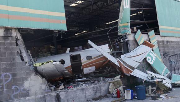 Vista de los restos de una avioneta que se estrelló contra un supermercado, en Temixco, en el estado de Morelos, México
