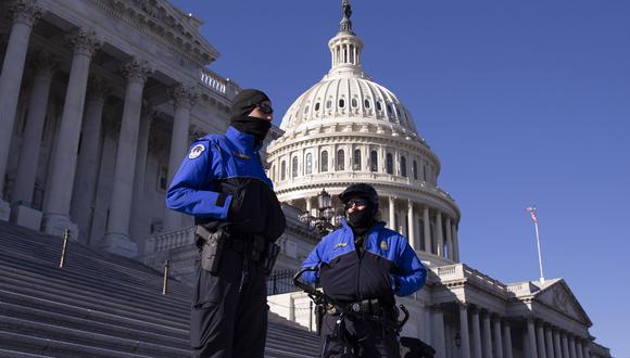 Miembros de la Policía del Capitolio de EE. UU. se encuentran frente al edificio del Capitolio de EE. UU. en Washington, DC, EE. UU., el 23 de diciembre de 2022. (Foto de EFE/EPA/MICHAEL REYNOLDS)
