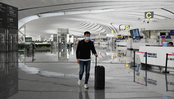 China: Beijing cancela más de 1.200 vuelos de entrada y salida tras “extremadamente grave” rebrote de coronavirus. (Foto: GREG BAKER / AFP).