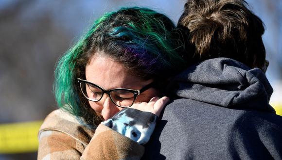 Jessy Smith Cruz abraza a Jadzia Dax McClendon la mañana después de un tiroteo masivo en Club Q, en Colorado Springs, Estados Unidos. (Jason Connolly / AFP).