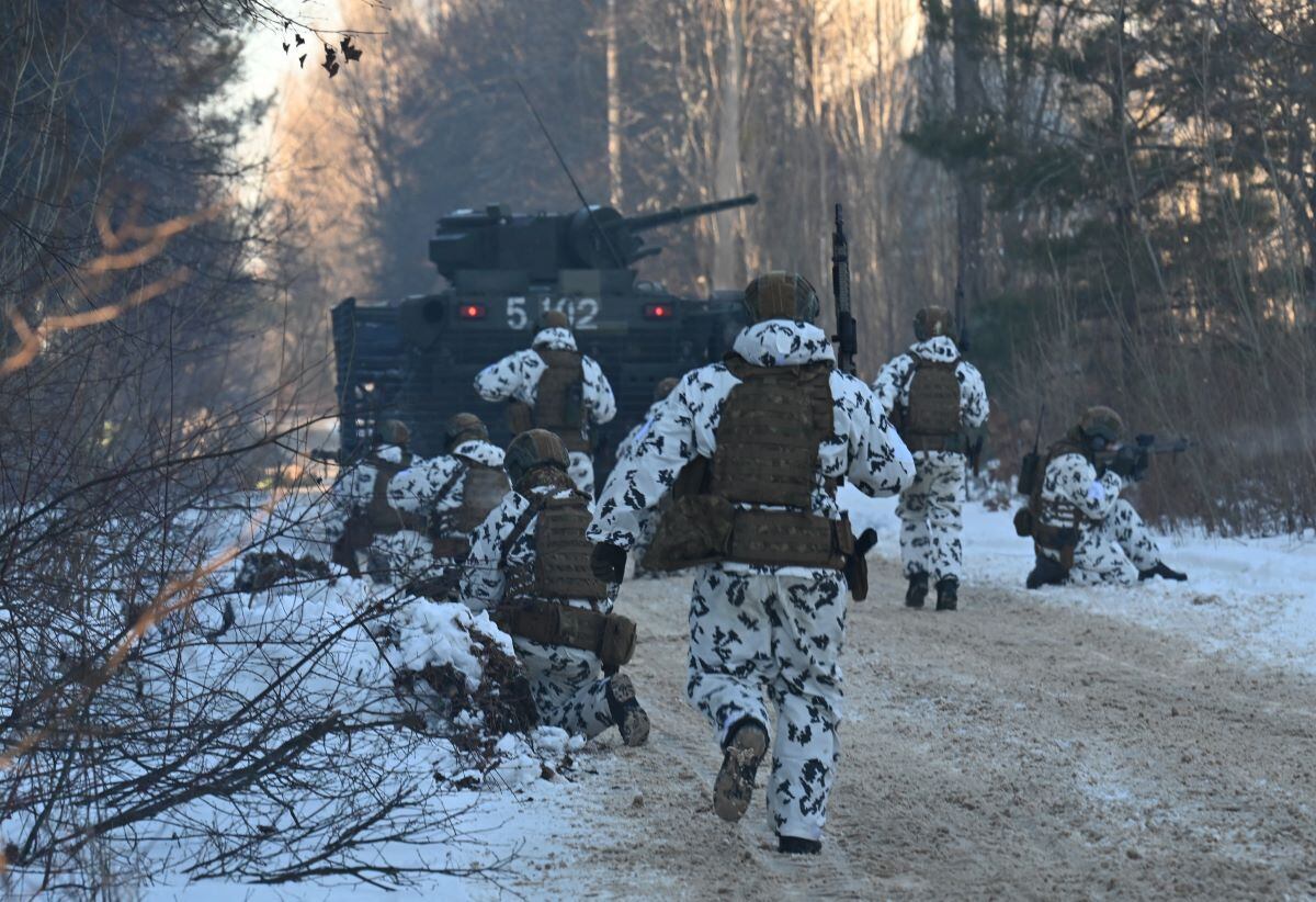 Ukrainian servicemen take part in joint tactical and special exercises in the ghost town of Pripyat, near the Chernobyl nuclear power plant, on February 4, 2022. (Sergei Supinsky / AFP)