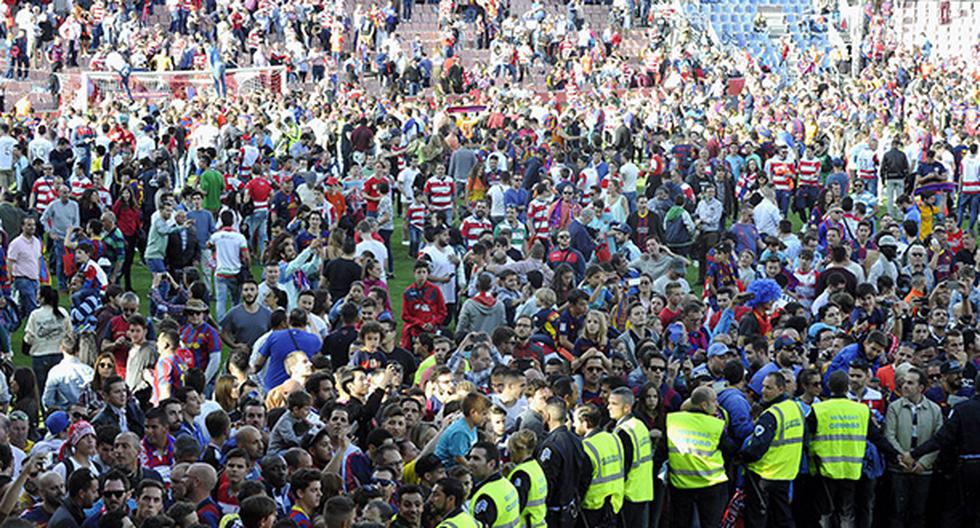 Una multitud de gente ingresó al estadio tras la victoria del Barcelona ante el Granada. (Foto: EFE)