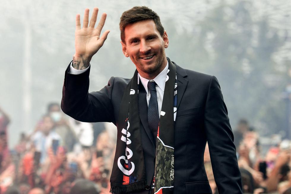 Lionel Messi saludó a la hinchada presente a las afueras del Parque de los Príncipes, tras su presentación oficial con el PSG