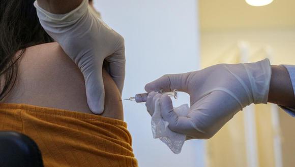 Una voluntaria recibe una vacuna candidata contra el COVID-19. (Foto: Handout / Sao Paulo State Government / AFP)