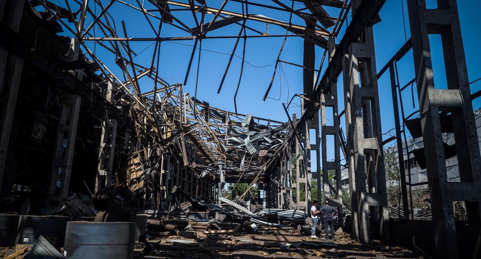 Los lugareños examinan los restos de un edificio industrial que resultó dañado después de un ataque con misiles rusos en Odesa, Ucrania, el 18 de mayo de 2023. (OLEKSANDR GIMANOV / AFP).