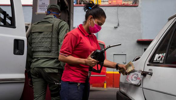 Venezuela se queda sin gasolina. Los venezolanos temen que el desabastecimiento impida la movilización de vehículos imprescindibles para el funcionamiento del país (EFE/ Miguel Gutiérrez).