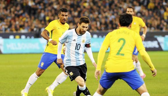 El volante brasileño Paulinho contó a 'El Periódico' de Cataluña cuando Lionel Messi le propuso que jugaran juntos en Barcelona. (Foto: EFE)