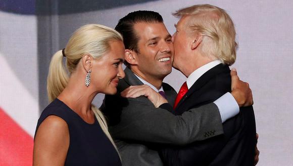 Donald Trump Jr, su esposa Vanessa y su padre. (Reuters).