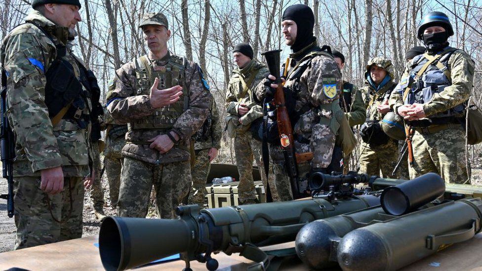 Ukrainian soldiers receiving instructions.