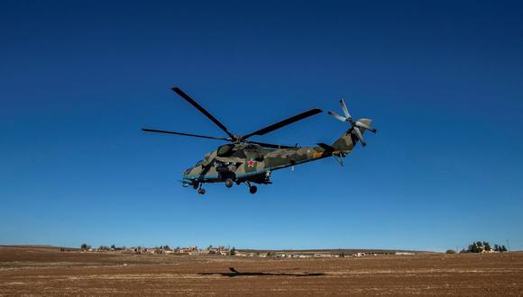 Un helicóptero militar de Rusia Mil Mi-24 "Hind" apoya una patrulla conjunta ruso-turca en el campo de la ciudad siria de al-Jawadiyah, en la provincia nororiental de Hasakeh, el 24 de diciembre de 2020. (Foto referencial, Delil SOULEIMAN / AFP).