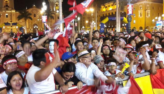 Las plazas, espacios públicos y locales donde se transmitirá el cotejo entre la selección peruana y su similar de Nueva Zelanda, por el repechaje al Mundial Rusia 2018, ya se llenaron de hinchas.