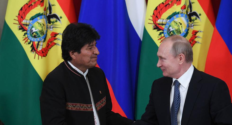 El presidente ruso, Vladimir Putin, y Evo Morales se dan la mano durante una reunión en el Kremlin, el pasado 11 de julio de 2019. (AFP)