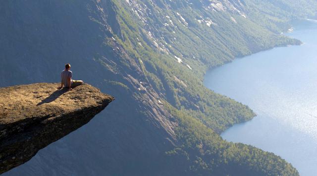 ¿Te treparías a esta roca que parece 'levitar' en Noruega? - 1