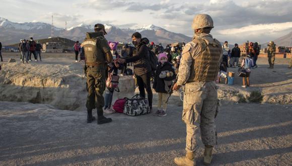 Una policía fronteriza chilena controla a los migrantes que cruzaron ilegalmente a Chile desde la frontera con Bolivia, en Colchane. (Foto: Archivo / DIEGO REYES / AFP).
