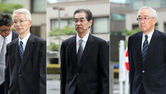 De izquierda a derecha, los directivos Tsunehisa Katsumata, Ichiro Takekuro y Sakae Muto antes de ingresar a un tribunal en Tokio. (Foto: AFP)