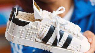 La nueva tienda LEGO y el increíble set con el que puedes construir tus propias zapatillas vintage