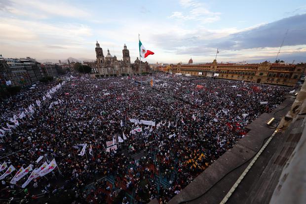 Miles de ciudadanos asistieron al tercer informe de Gobierno del presidente de México, Andrés Manuel López Obrador, en el Zócalo de la CDMX. (EFE//Madla Hartz).