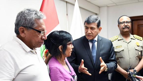 Ministro Carlos Morán se reunió con los padres Solsiret Rodríguez y anunció investigación a policías por el asesinato de la activista. (Foto: Mininter)