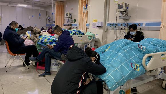 Pacientes con covid-19 yacían en camas en el Hospital Tangshan Gongren en la ciudad nororiental china de Tangshan.