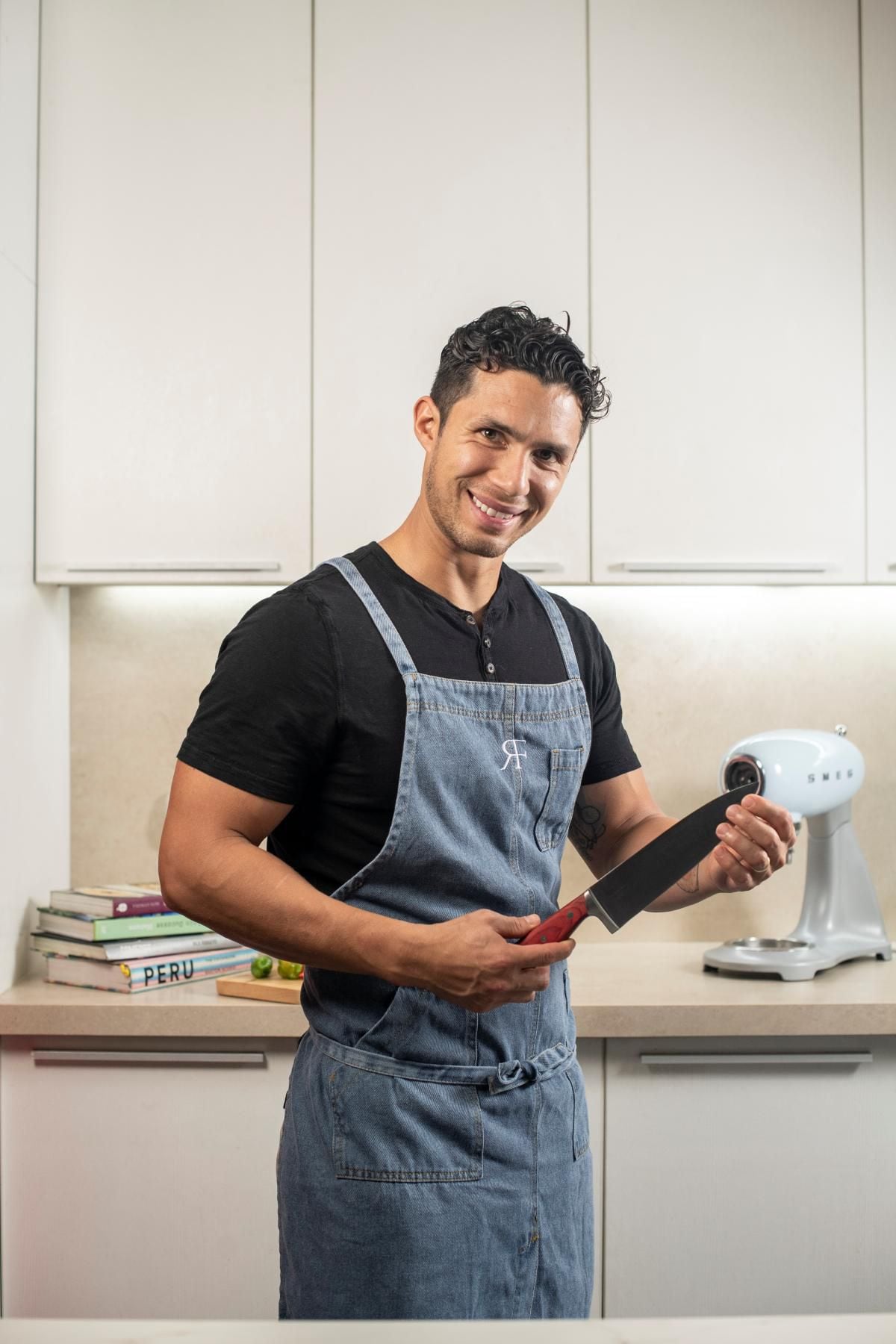 Rodrigo Fernandini con el cuchillo del chef, que será parte de la colección de "El Comercio".