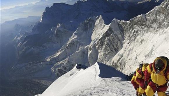 Everest: Todo escalador debe bajar con 8 kilos de basura