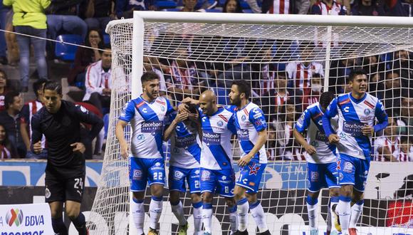 Chivas cayó derrotado sin atenuantes ante Puebla por el Torneo Clausura mexicano. El peruano Anderson Santamaría jugó los 90 minutos en los vencedores. (Foto: EFE)