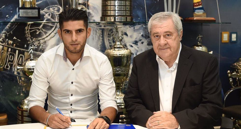 Carlos Zambrano junto al presidente Jorge Ameal al momento de firmar su contrato. (Foto: Boca Juniors)