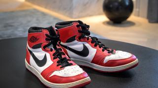 Subastan en USD 2,2 millones un par de zapatillas de Michael Jordan