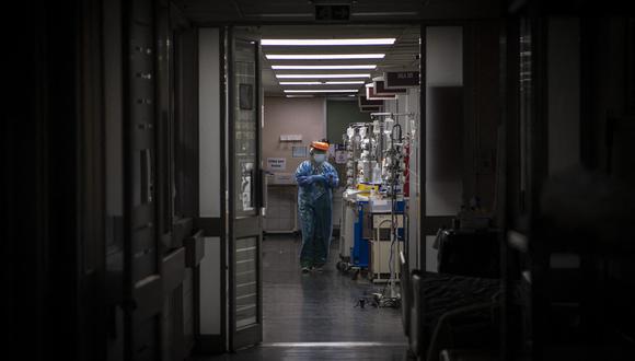 En esta foto de archivo tomada el 09 de julio de 2020, un profesional de la salud trabaja en la Unidad de Cuidados Intensivos del hospital El Pino, en Santiago. (Foto: MARTIN BERNETTI / AFP)