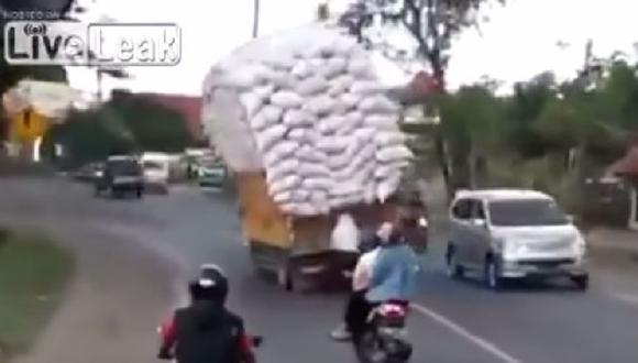 YouTube: Camión se volcó por increíble irresponsabilidad