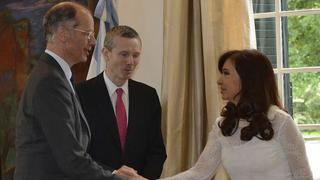 Argentina: Cristina Fernández lució blusa blanca y dejó luto de tres años