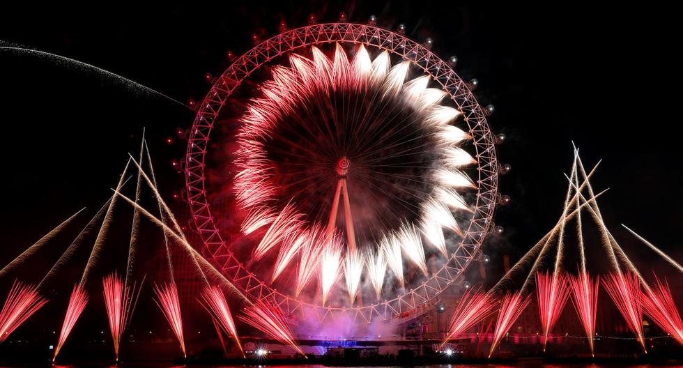 Los fuegos artificiales estallan alrededor del London Eye durante las celebraciones de Año Nuevo 2019 en Londres. (Adrian DENNIS / AFP).