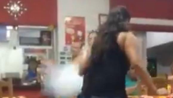 YouTube: dueño de pizzería ahuyenta mujer con extintor (VIDEO)