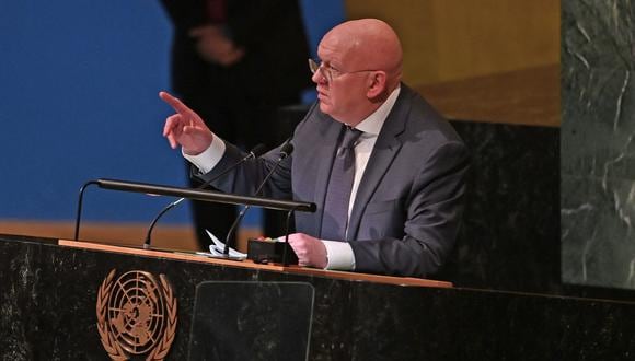 El embajador de Rusia ante las Naciones Unidas, Vassily Nebenzia, habla durante una reunión de la asamblea general de las Naciones Unidas (ONU) luego del veto del consejo de seguridad ruso en la sede de la ONU, en la ciudad de Nueva York, el 10 de octubre de 2022.  (Foto de Andrea RENAULT / AFP)