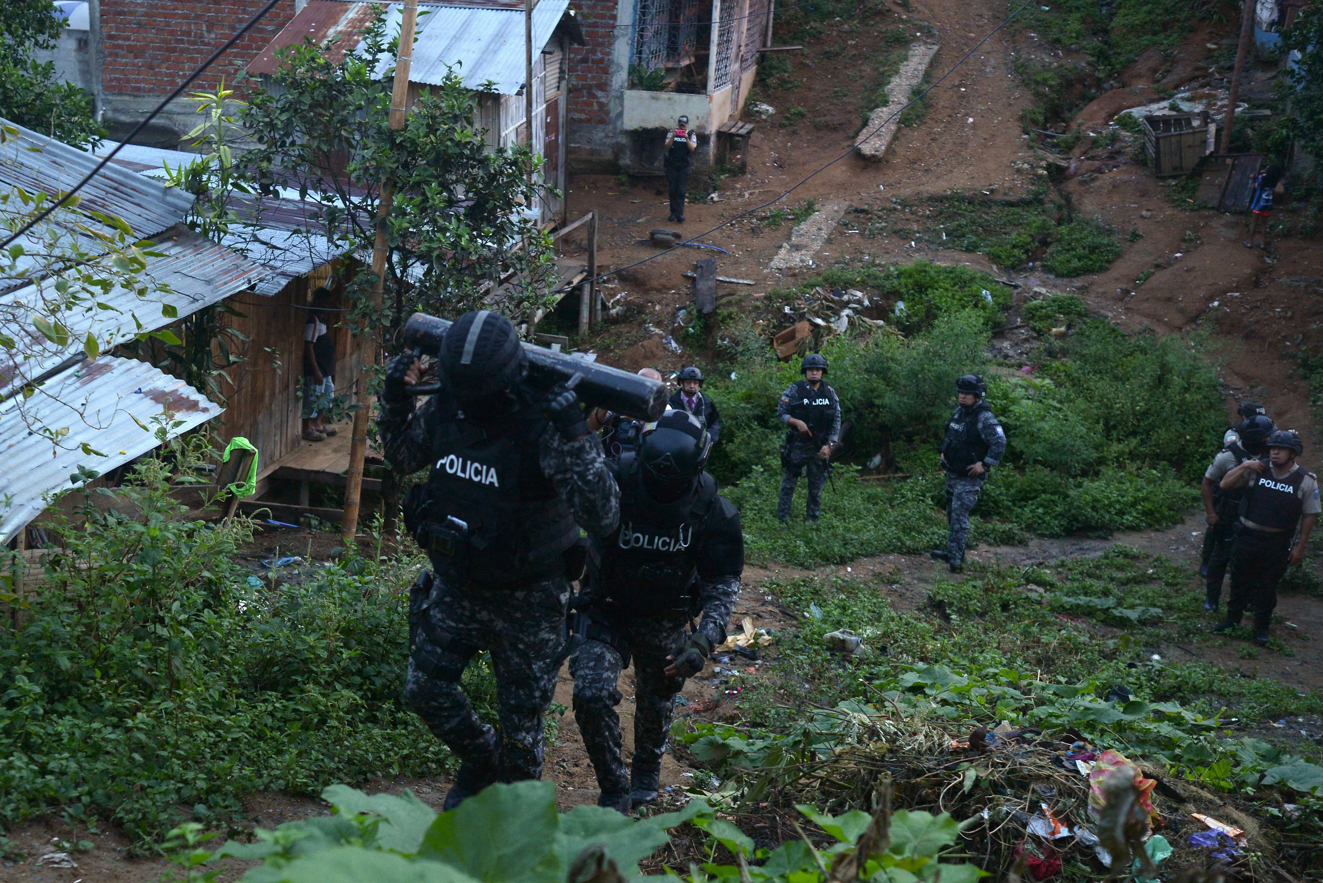 Las fuerzas policiales ecuatorianas llevan a cabo una operación de seguridad como parte de la lucha contra las bandas extorsionadoras en un barrio marginal del noreste de Guayaquil, Ecuador, el 4 de abril de 2024. (Foto de Gerardo MENOSCAL/AFP)