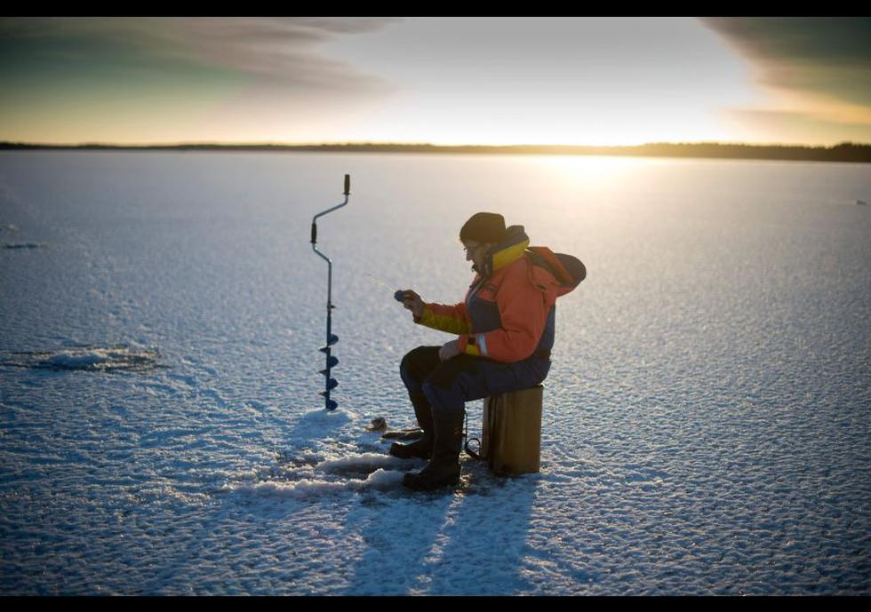 Un hombre en medio del congelado Mar Botnia, a donde acuden decenas de personas en esta &eacute;poca del a&ntilde;o en Vaasa, Finlandia occidental. (Foto: AFP / OLIVIER MORIN)