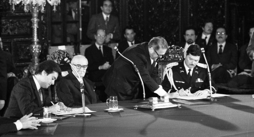 Firma del Acuerdo de Paz entre Honduras y El Salvador. (Foto: GEC Archivo Histórico)