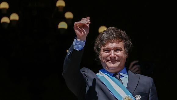 El presidente de Argentina, Javier Milei, sale al balcón de la Casa Rosada para saludar a simpatizantes. (EFE/ Luciano Gonzalez).