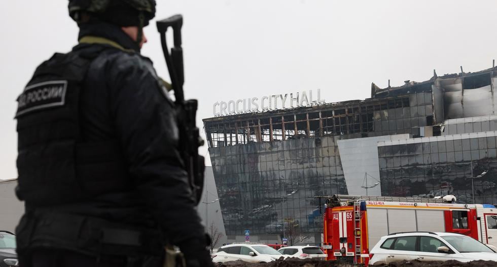 Un policía vigila la escena del ataque con armas de fuego en la sala de conciertos Crocus City Hall en Krasnogorsk, en las afueras de Moscú, Rusia. (Foto de STRINGER / AFP).