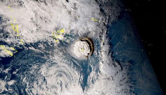 Una captura tomada de imágenes del satélite Himawari-8 de Japón el 15 de enero de 2022 muestra la erupción volcánica que provocó un tsunami en Tonga. (AFP).