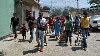 Venezolanos están recurriendo a criminales para huir de su país, según informe