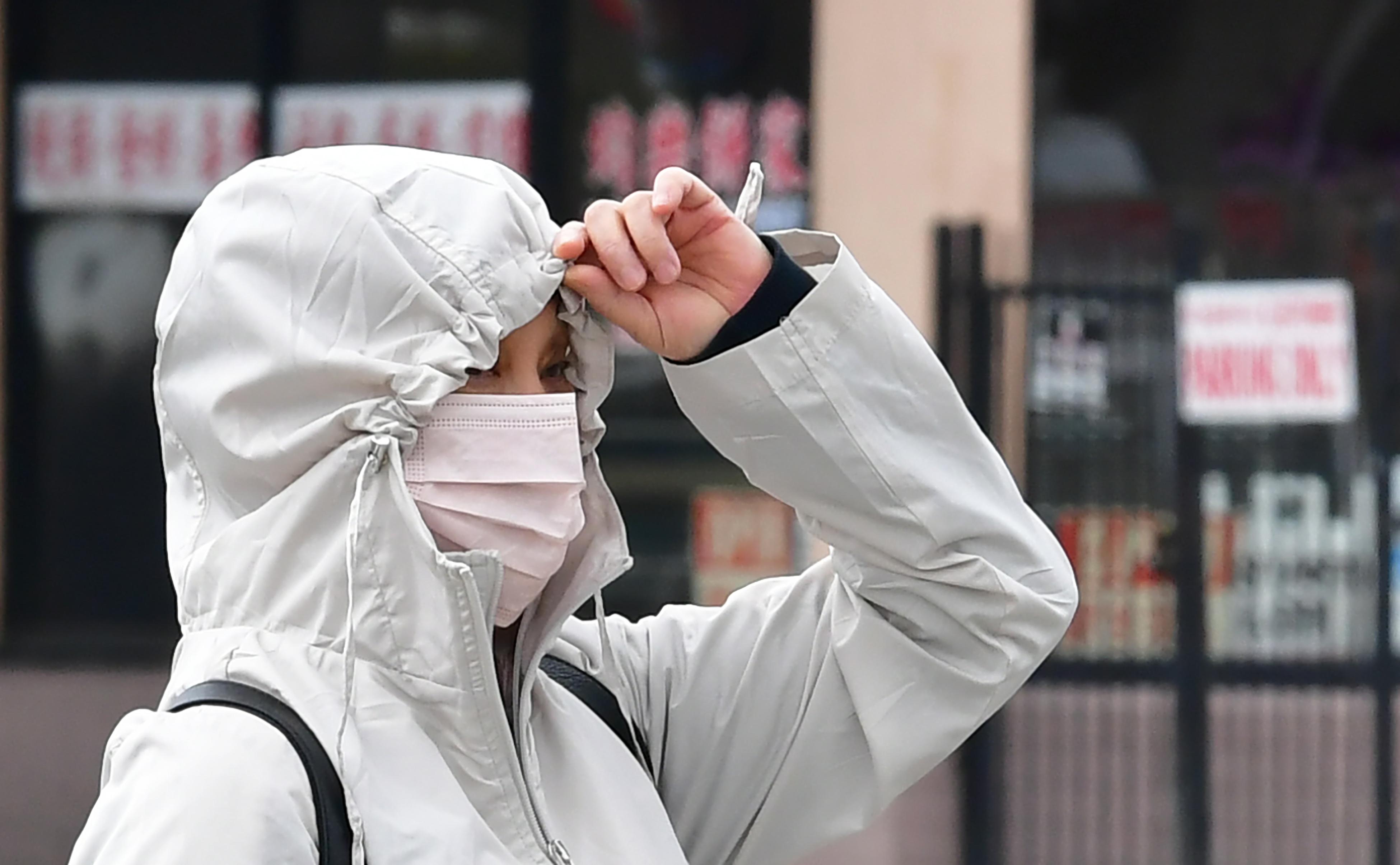 Una mujer en Los Ángeles camina con una mascarilla puesta. (Foto: Frederic J. BROWN / AFP)