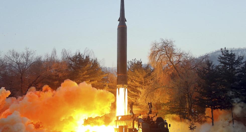 Imagen publicada por el Gobierno de Corea del Norte, que muestra el lanzamiento de un misil hipersónico, el 5 de enero del 2022. AP
