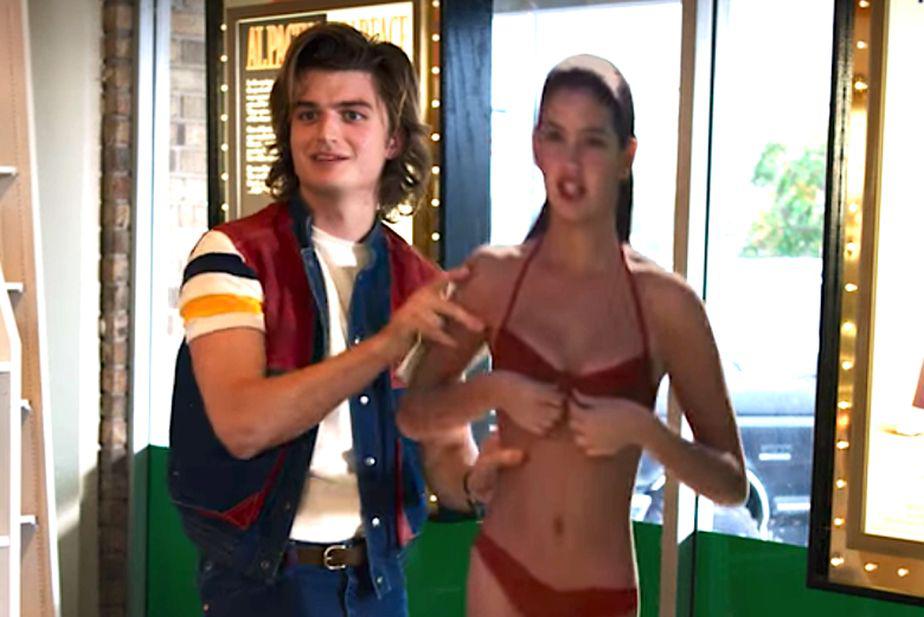 Steve Harrington junto a una imagen de Phoebe Cates, en la película que la llevó a la fama, “Fast Times at Ridgemont High”. (Foto: Netflix)