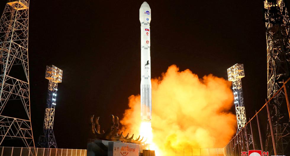 El lanzamiento de un cohete que transporta el satélite espía Malligyong-1 de Corea del Norte, el 21 de noviembre de 2023. (KCNA vía REUTERS).