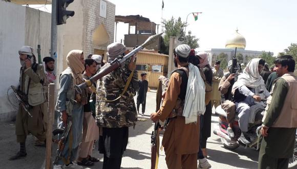 Militantes talibanes patrullan tras tomar el control de la casa del gobernador y la ciudad de Ghazni, en Afganistán. (Foto: EFE / EPA / NAWID TANHA).