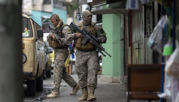 La unidad especial BOPE de la policía patrulla una favela de Río de Janeito. (Foto referencial, Mauro Pimentel / AFP).